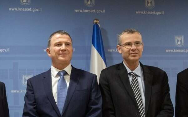 לוין ואדלשטיין, במרכז. צילום: פלאש 90 אדלשטיין על הפגישה עם לוין: "כחובב ספורט לאוהד הפועל ת"א, ביקשתי לחזק אותו"