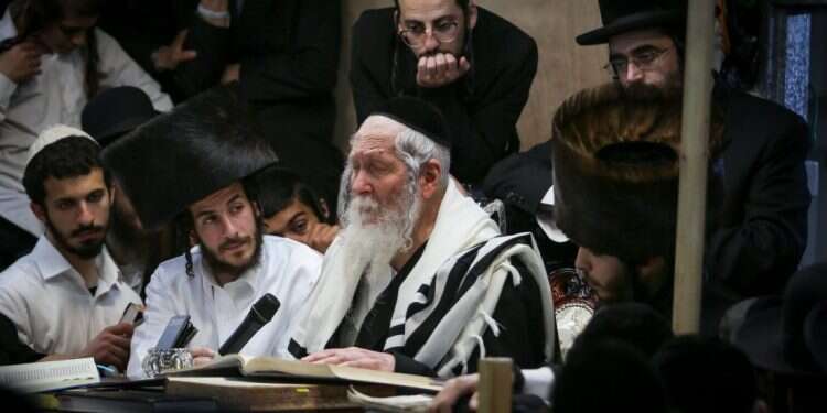 ברלנד עם חסידיו. צילום: פלאש 90 סוד המשיכה: ברלנד מציע לחסידיו את מה שהתרבות ה"סאחית" לא תופסת