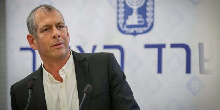 מנכ"ל האוצר נגד רן ארז: "מחבל בסיכוי למו"מ ענייני"