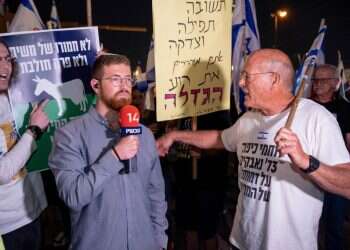 "ברגע שאנחנו מוציאים את המיקרופון עם הלוגו המפגינים מתחילים לתקוף"