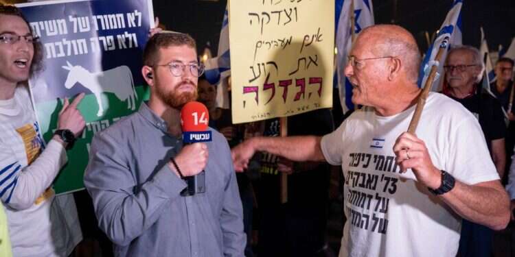 "ברגע שאנחנו מוציאים את המיקרופון עם הלוגו המפגינים מתחילים לתקוף"