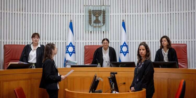 הנשיאה חיות בבית המשפט. צילום: אוליבייה פיטוסי, פלאש 90