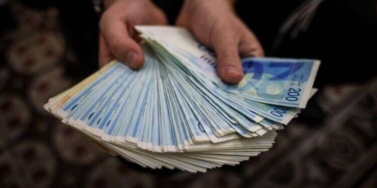 שטרות. צילום: חיים גולדברג - פלאש 90 כמויות הכסף המזומן בישראל ממשיכות לצמוח ואיתן גם הפשיעה