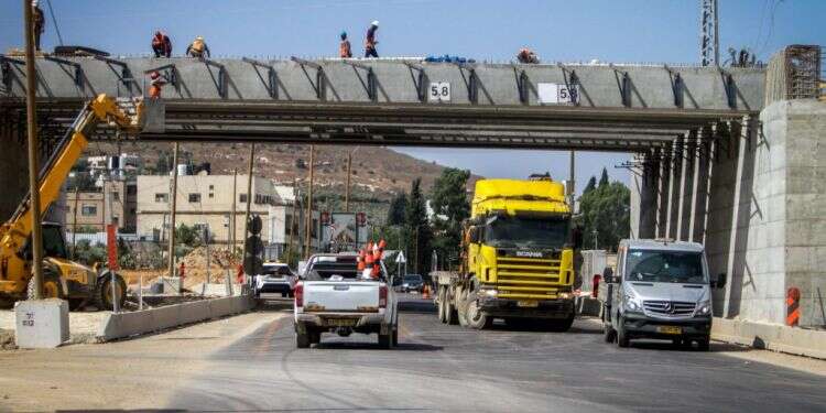 בניית כביש עוקף חווארה. צילום: נאסר אשתייה, פלאש 90 סערת תקציב 2024: הגדלת הכנסות, דחיית פרויקטים וקיצוץ נרחב במשרדים