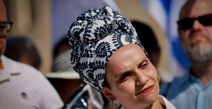 יעל שבח. צילום: חיים גולדברג, פלאש 90 "חיוך של מנצחים": יעל שבח העידה מול הנאשם בסיוע לרצח בעלה רזיאל