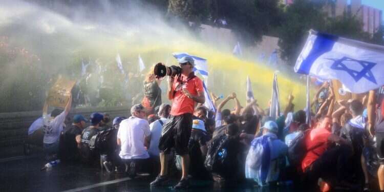 מחאה נגד הרפורמה המשפטית בסמוך לכנסת. צילום: נועם ריבקין פנטון, פלאש 90 אם הקיסרות המשפטית יכולה להדיח כל ראש ממשלה, מה משמעות הבחירות?