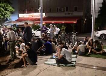 קריאת מגילת איכה בשדרות רוטשילד בתשעה באב סקר: 50 אחוזים מהדתיים בתל-אביב חוששים להביע עמדות פוליטיות בציבור