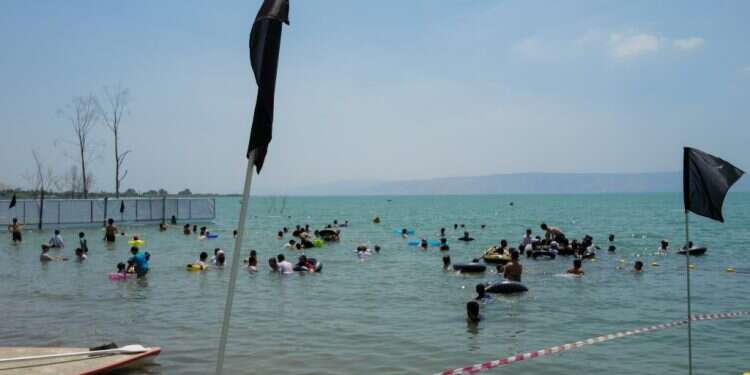 רוחצים בכנרת, הקיץ. צילום: מיכאל גלעדי, פלאש 90 נכנסו לכנרת ויצאו עם פגיעות בעיניים: משרד הבריאות באזהרה חריגה לסוף הקיץ