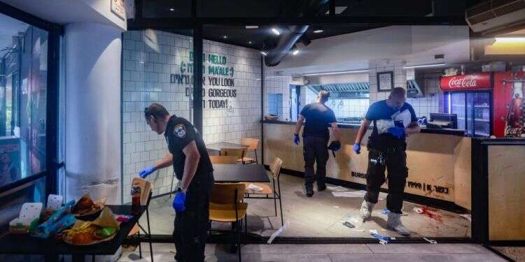 זירת הפיגוע במעלה אדומים. צילום: חיים גולדברג, פלאש 90 "עברתי ממש מול המחבל והקצין המג"בניק הגיבור ירה בו וחיסל אותו. יצאנו בנס"