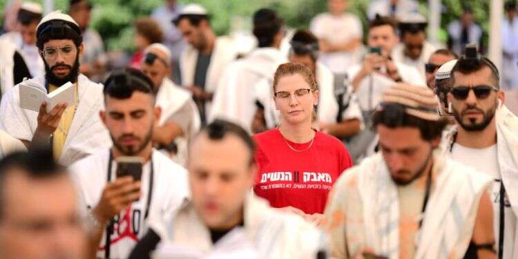 מוחה בין המתפללים בכיכר הבימה בתל־אביב ב