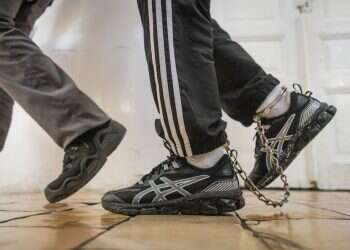 "פגיעה קיצונית בזכויות": אזרחים תובעים את המשטרה על החזקתם בתנאים קשים