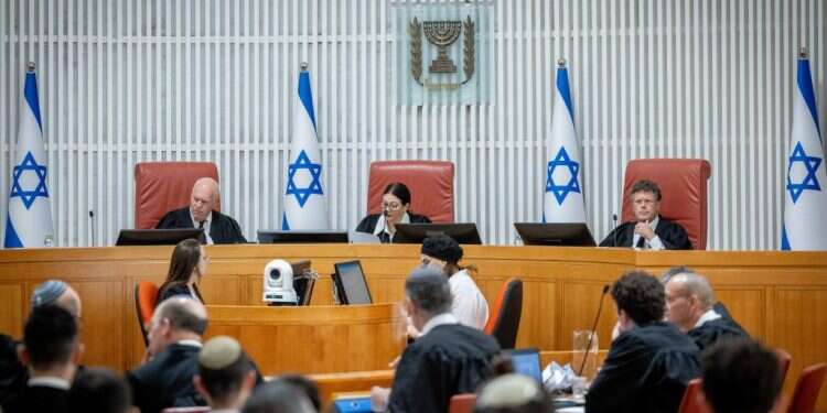 הדיון בבג השופטת אסתר חיות היא אהרן ברק על סטרואידים