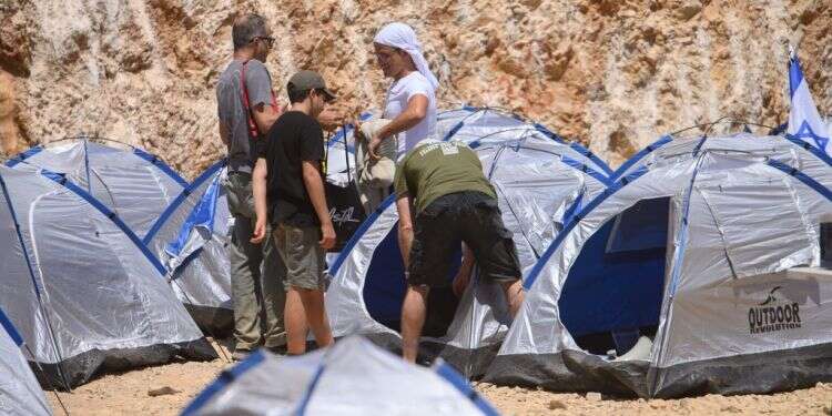 אלפי אוהלים מאותו סוג, כי אנחנו ספונטניים. אוהלי המחאה נגד הרפורמה בנווה אטי שוקו, לחמנייה ומגפון: ברוכים הבאים לקייטנת קפלן