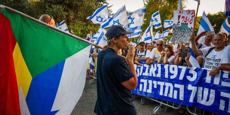 מפגינים מחו מול נתניהו בחופשה – וחסמו את קרעי ביציאה מתחנת רדיו