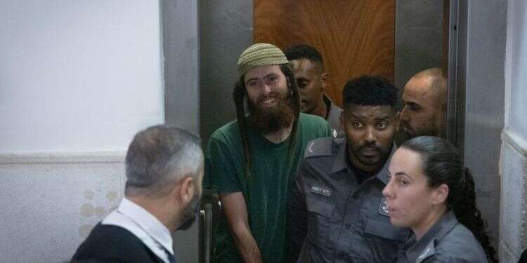 אלישע ירד מובא לדיון בבית המשפט, היום. צילום: חיים גולדברג, פלאש 90 "החלטה הזויה": המשטרה תערער לעליון נגד שחרורו של אלישע ירד