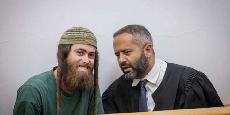 אלישע ירד ועורך דינו בדיון בבית המשפט. צילום: חיים גולדברג - פלאש 90