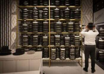 גבר חרדי מודד כובע בחנות כובעים במאה שערים. צילום: חיים גולדברג - פלאש 90