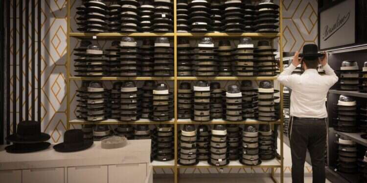 גבר חרדי מודד כובע בחנות כובעים במאה שערים. צילום: חיים גולדברג - פלאש 90