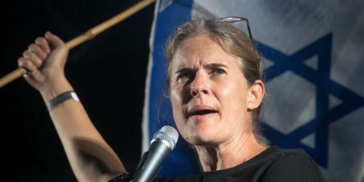 שקמה ברסלר במהלך ההפגנות. צילום: מרים אלסטר - פלאש 90 שנת האגרוף והדגל: סיכום מורחב לרפורמה המחאה והתפאורה