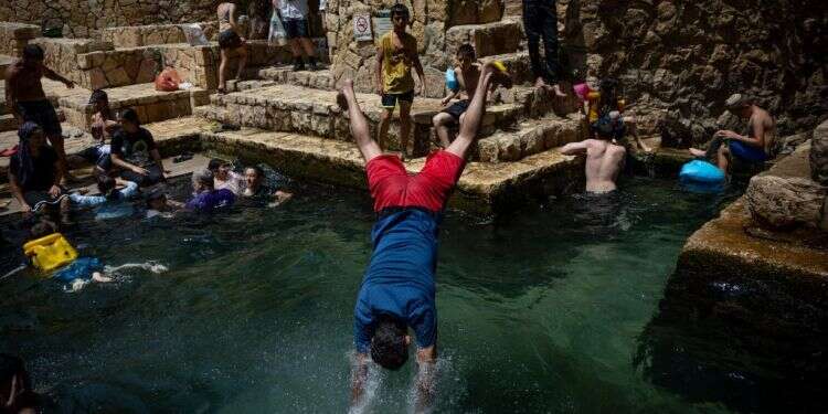 ישראלים מבלים בחופש הגדול בעין פרת. צילום: יונתן זינדל - פלאש 90