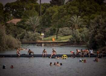 ישראלים מבלים בגן השלושה (הסחנה) שבעמק המעיינות. צילום: יונתן זינדל - פלאש 90