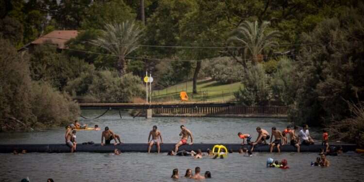 ישראלים מבלים בגן השלושה (הסחנה) שבעמק המעיינות. צילום: יונתן זינדל - פלאש 90