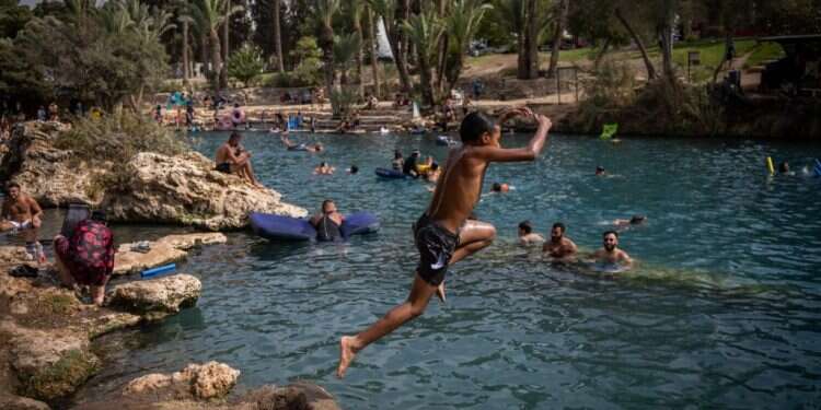 ישראלים מבלים בחופש הגדול בגן השלושה (הסחנה) שבעמק המעיינות. צילום: יונתן זינדל - פלאש 90