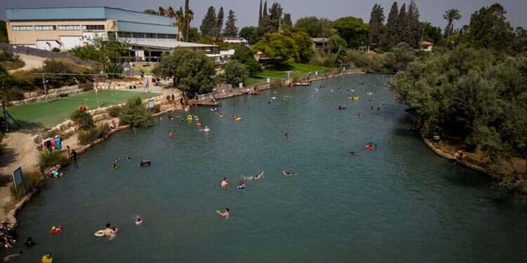 ישראלים מבלים בחופש הגדול בנחל האסי שבקיבוץ ניר דוד. צילום: יונתן זינדל - פלאש 90 סליק פצצות ועמק המעיינות: טיולים מומלצים ליום העצמאות