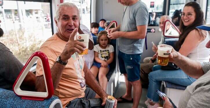 חוגגים את נסיעות הבכורה של הרכבת הקלה. צילום: אבשלום ששוני, פלאש 90 יום חג: הרכבת הקלה היא נקמה מתוקה