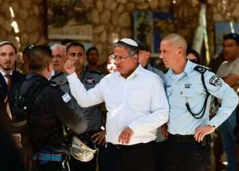 כשהטרור והדולר נוסקים, הממשלה צונחת