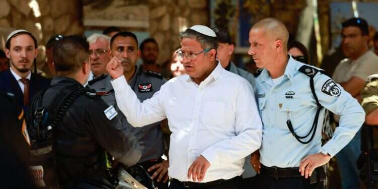 השר בן־גביר בעין־גדי. צילום: חיים גולדברג, פלאש 90 כשהטרור והדולר נוסקים, הממשלה צונחת