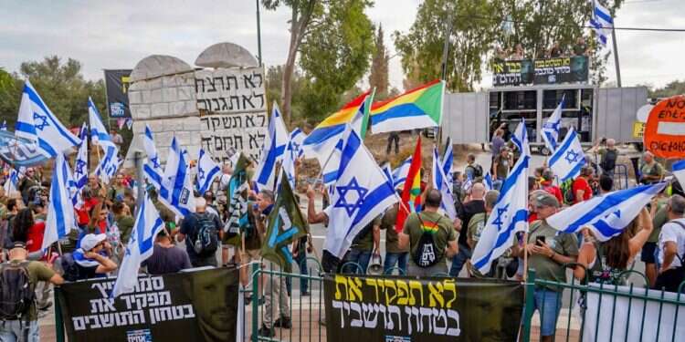 הפגנה של  המילים "סליחה מוחמד" הן איתות אזהרה מבהיל להתיישבות ולאוהדיה