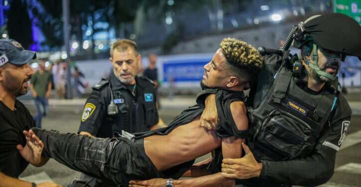 עימותים עם המשטרה בהפגנת  עימותים קשים במחאת "צדק לרפאל": שוטר הותקף ונפצע קשה בראשו