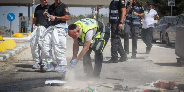 זירת פיגוע הדריסה במחסום מכבים, ביום חמישי. צילום: ג'מאל עוואד - פלאש 90