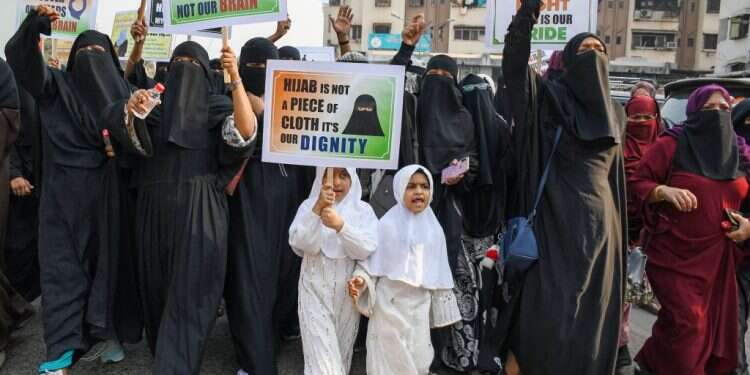 הפגנה במומבאי נגד איסור החיג'אב בבתי הספר. צילום: גטי אימג'ס
