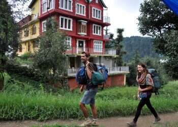 תיירים ישראלים ליד בית חב