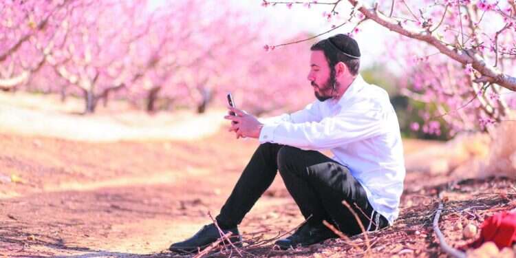 ערוץ וואטסאפ של חסיד בעלז מציע פתרון לחרדים בענייני זוגיות