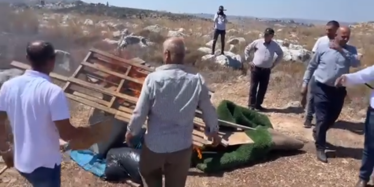 צפו בתיעוד: שר פלסטיני שורף רכוש בחווה יהודית בשומרון