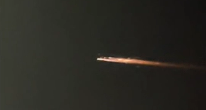 שובל האש בשמי אוסטרליה. צילום: רויטרס לא מטאור ולא עב"מ: באוסטרליה נדהמו לראות כדור אש טס בשמיים