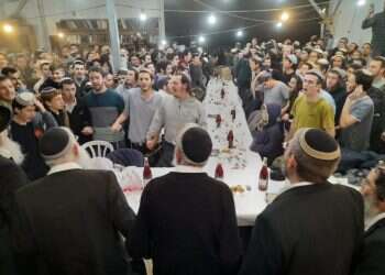 חגיגה בישיבת חומש אחרי מחיקת העתירה נגדם. צילום: ישיבת חומש הבג"ץ נגד ישיבת חומש: העתירה נמחקה והסדרת הישיבה הוכשרה