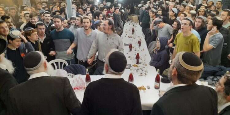 חגיגה בישיבת חומש אחרי מחיקת העתירה נגדם. צילום: ישיבת חומש הבג"ץ נגד ישיבת חומש: העתירה נמחקה והסדרת הישיבה הוכשרה