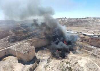 מאגר הזבל הלא חוקי ליד שער בנימין שהוצת על ידי פלסטינים. צילום: מועצת בנימין למרות ההתראות, במינהל האזרחי לא עצרו הצתה של פסולת באזור בנימין