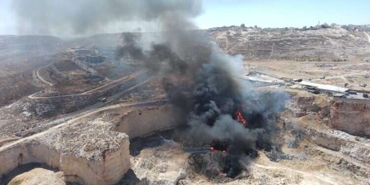 מאגר הזבל הלא חוקי ליד שער בנימין שהוצת על ידי פלסטינים. צילום: מועצת בנימין למרות ההתראות, במינהל האזרחי לא עצרו הצתה של פסולת באזור בנימין
