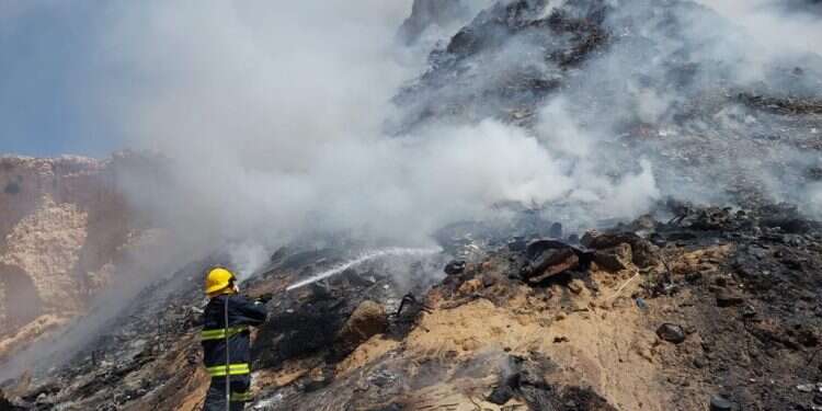 מאגר הזבל הלא חוקי ליד שער בנימין שהוצת על ידי פלסטינים. צילום: דוברות המנהל האזרחי למרות ההתראות, במינהל האזרחי לא עצרו הצתה של פסולת באזור בנימין
