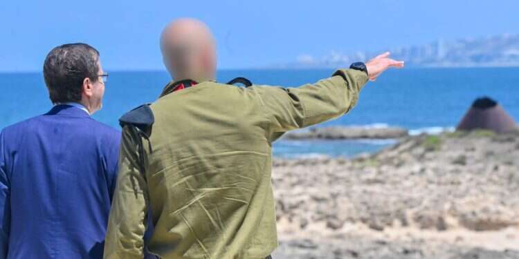 הנשיא הרצוג בביקור בבסיס שייטת 13 עם מפקד השייטת. צילום: קובי גדעון, לע הנשיא הרצוג בביקור בבסיס שייטת 13: "להשאיר את צה"ל מאוחד"