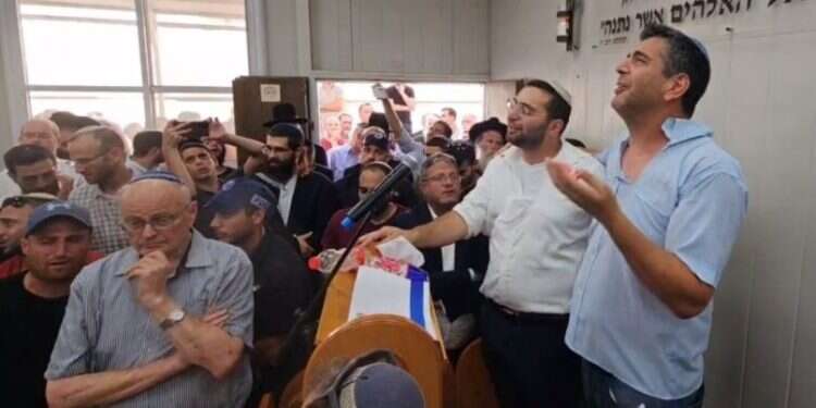 "יש מאות ילדים שמרגישים עכשיו יתומים": אביו של השר וסרלאוף הובא למנוחות