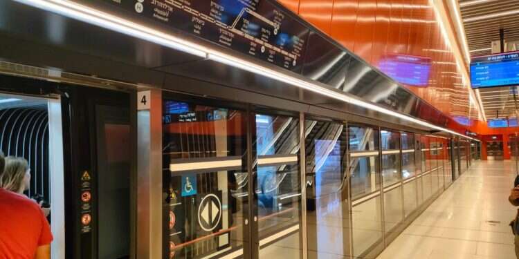 השקת הרכבת הקלה בתל אביב. צילום: ישי אלמקייס השרה רגב בנסיעה חגיגית ב"דנקל": "יש עוד כמה תקלות שצריך לפתור"