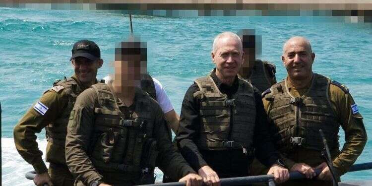 גלנט בביקור בבסיס שייטת 13 בעתלית, שלשום. צילום: אריאל חרמוני, משרד הביטחון עם רגל פה רגל שם, גלנט ממש לא בסדר עם כולם