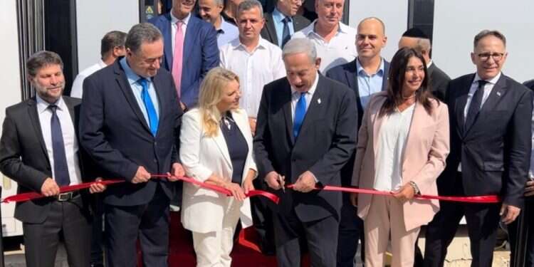 ראש הממשלה בנימין נתניהו ורעייתו שרה יחד עם שרת התחבורה מירי רגב, שר האוצר בצלאל סמוטריץ', שר האנרגיה והתשתיות ושר התחבורה לשעבר ישראל כ השינויים שעוברת הודו משפיעים על הטיול הישראלי הגדול