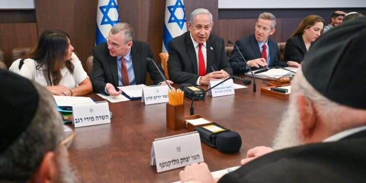 ישיבת ממשלה,. צילום: קובי גדעון, לע "עמנו היה חסר ישע בזמן השואה – והיום הוא מחוזר על ידי העולם כולו"